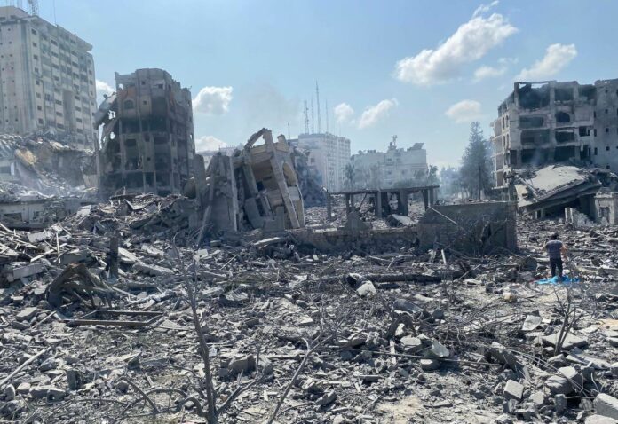 Striscia di Gaza: distruzione causata dai raid israeliani in vari quartieri della Striscia di Gaza