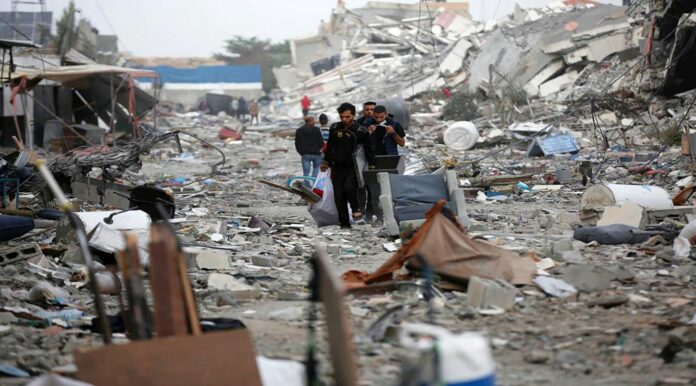 Gaza: la gente osserva la distruzione a Madinat Al-Zahraa a seguito dei raid degli aerei da guerra israeliani