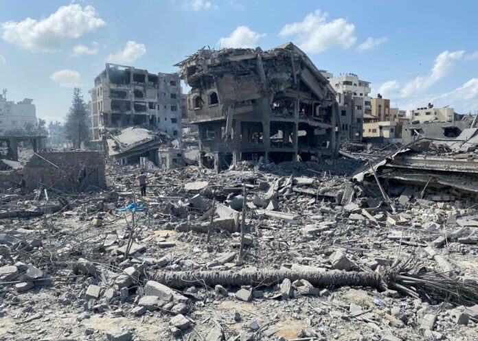 Striscia di Gaza: distruzione causata dai raid israeliani in vari quartieri della Striscia di Gaza