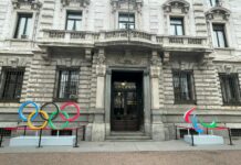 Milano-Cortina, in Piazza Scala i cinque cerchi olimpici