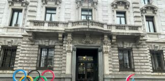 Milano-Cortina, in Piazza Scala i cinque cerchi olimpici