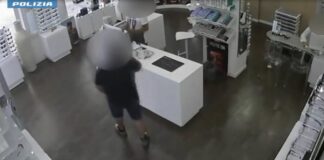 Rubavano carte di credito ad anziani e turisti, 8 arresti a Roma