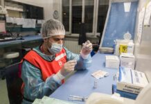 Nuovi casi Covid e decessi in calo, Vaia “Ormai è endemizzato”