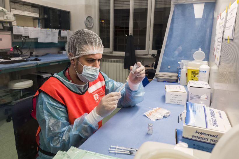 Nuovi casi Covid e decessi in calo, Vaia “Ormai è endemizzato” Nuovi casi Covid e decessi in calo, Vaia “Ormai è endemizzato”