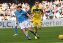 Magia di Kvaratskhelia, il Napoli ribalta il Verona 2-1