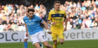 Magia di Kvaratskhelia, il Napoli ribalta il Verona 2-1