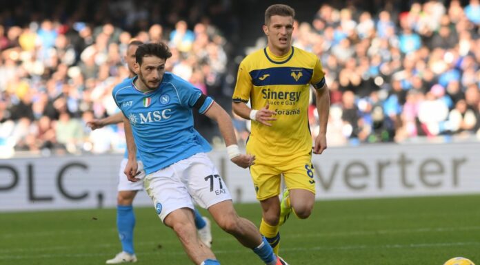 Magia di Kvaratskhelia, il Napoli ribalta il Verona 2-1