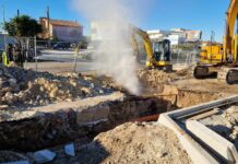 Escavatore buca tubo del gas a Modica, chiuso tratto statale 115