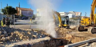 Escavatore buca tubo del gas a Modica, chiuso tratto statale 115