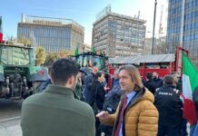 Lombardia, presidio agricoltori fuori da Palazzo Pirelli a Milano
