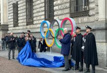 Milano-Cortina, in piazza Scala i cinque cerchi olimpici