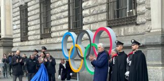 Milano-Cortina, in piazza Scala i cinque cerchi olimpici