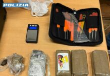 Milano, sequestrati 440 grammi di hashish in un box abbandonato