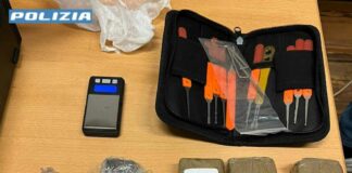Milano, sequestrati 440 grammi di hashish in un box abbandonato