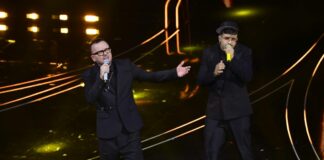 Sanremo, Geolier vince la serata delle cover. Tornano i Jalisse