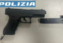Monza, mostra una pistola nel centro commerciale. Fermato e disarmato