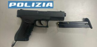 Monza, mostra una pistola nel centro commerciale. Fermato e disarmato