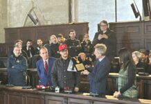 Geolier premiato a Napoli con targa ricordo e medaglia della città