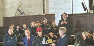 Geolier premiato a Napoli con targa ricordo e medaglia della città