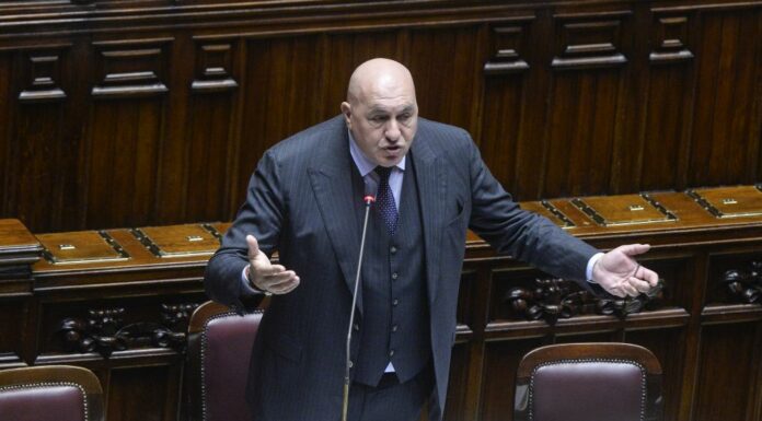 Il ministro Crosetto ricoverato d’urgenza, sospetta pericardite