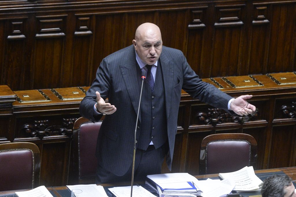 Il ministro Crosetto ricoverato d’urgenza, sospetta pericardite