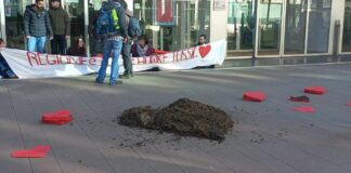 Attivisti formano un cuore di letame davanti a sede Consiglio Lombardia