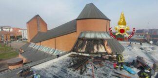 Rozzano, incendio sul tetto di una chiesa. Nessun coinvolto