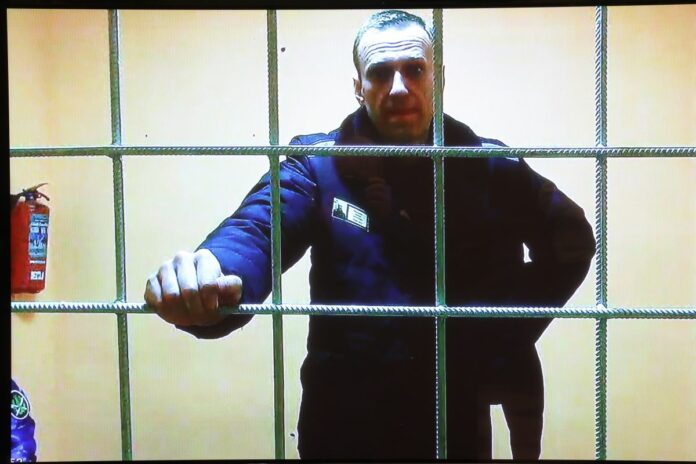 Russia: Udienza in tribunale sulla legalità della condanna di Navalny a 9 anni per oltraggio alla corte e frode