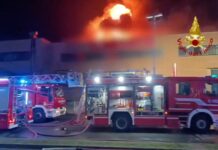 Concorezzo, in fiamme 4 capannoni. Nessuna persona coinvolta