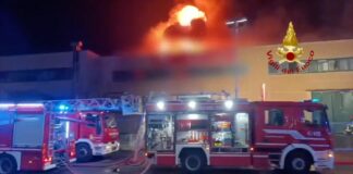 Concorezzo, in fiamme 4 capannoni. Nessuna persona coinvolta