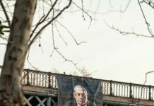 Roma, “Stop genocide”. Al Ponte Palatino compare opera a sostegno Gaza