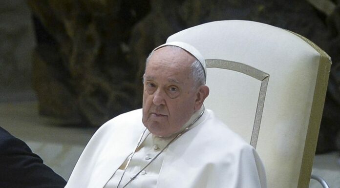 Papa “Dolore per crollo a Firenze”, appello per sicurezza sul lavoro