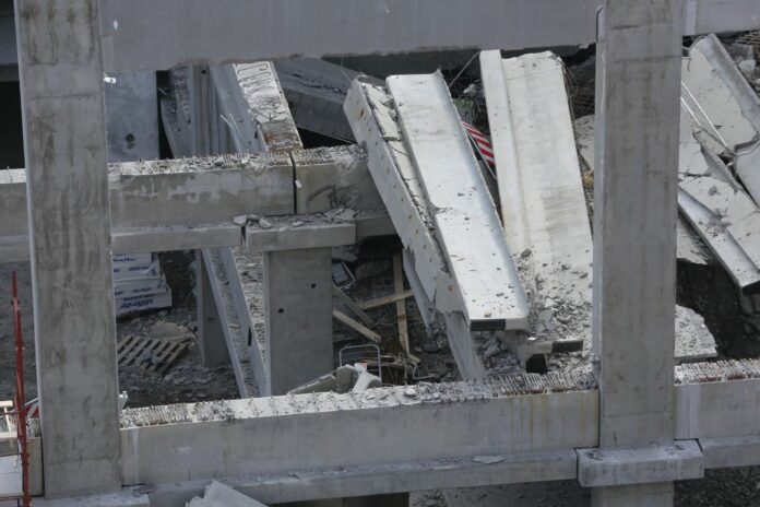 Firenze - Crollo del Solaio in un cantiere Esselunga, numerose squadre dei Vigili del Fuoco impegnate nei soccorsi