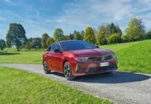 Aperti gli ordini per Opel Astra Hybrid