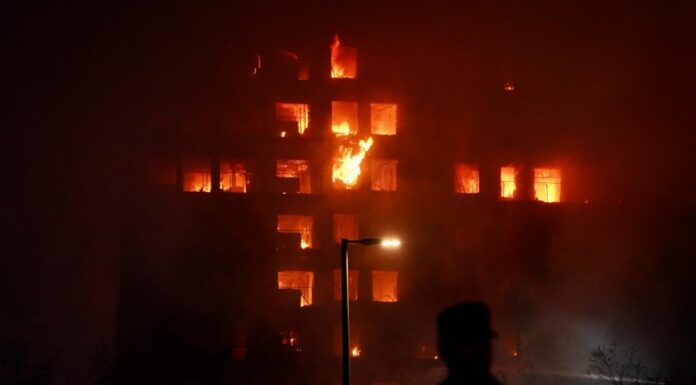 Spagna, incendio divora grattacielo a Valencia. Almeno 10 morti