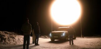 Kia EV9 alimenta installazione luminosa che riproduce la luce del sole