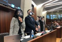 Smog, M5s in Consiglio Lombardia con maschere antigas