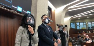 Smog, M5s in Consiglio Lombardia con maschere antigas