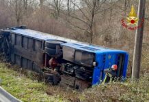 Potenza, pullman finisce fuori strada, nessun ferito grave