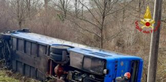 Pullman finisce fuori strada nel potentino, nessun ferito grave