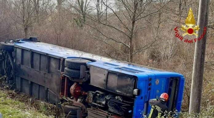 Pullman finisce fuori strada nel potentino, nessun ferito grave