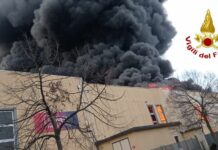 Truccazzano, incendio in azienda materiale plastico. Vvf al lavoro