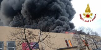 Truccazzano, incendio in azienda materiale plastico. Vvf al lavoro
