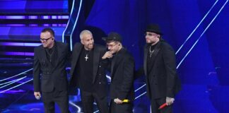 Sanremo, Geolier vince la serata delle cover tra i fischi. All’Ariston emozioni e il ritorno dei Jalisse