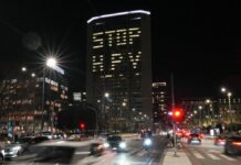 Lombardia, su Palazzo Pirelli la scritta “Stop Hpv”