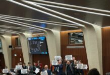 Lombardia, scontro su fondi per disabili. Protesta Pd con cartelli