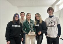 Angelina Mango ritira il premio della Giuria degli Adolescenti