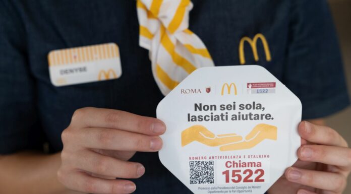 Nei 700 ristoranti McDonald’s l’adesivo del numero antiviolenza 1522