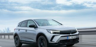 Opel Grandland Hybrid, più piacere di guida, meno emissioni