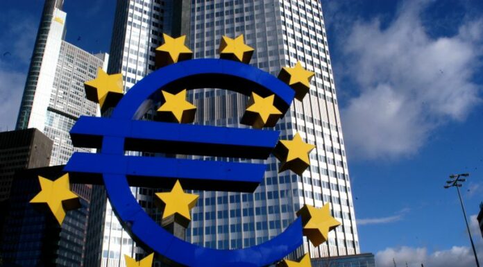 La Bce lascia i tassi invariati, inflazione rivista al ribasso